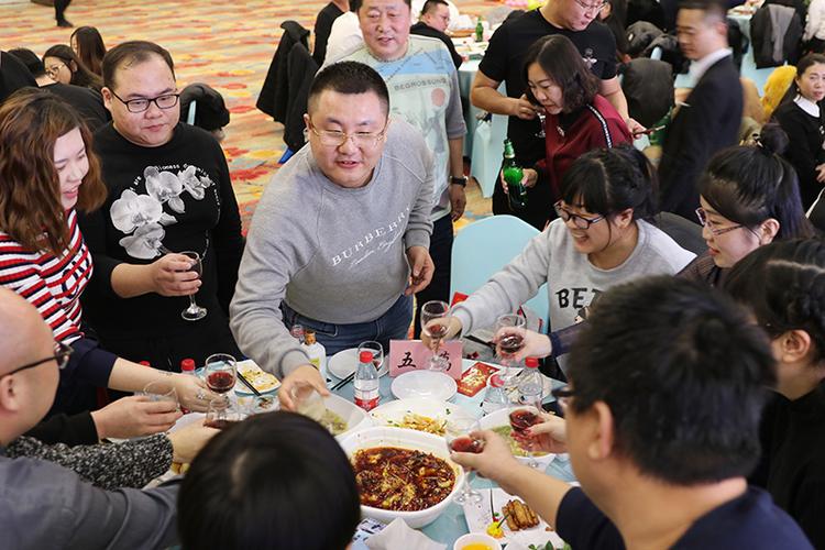 金鸡辞旧岁玉犬迎春来2018年1月19日纳奇网络公司放飞梦想共创辉煌
